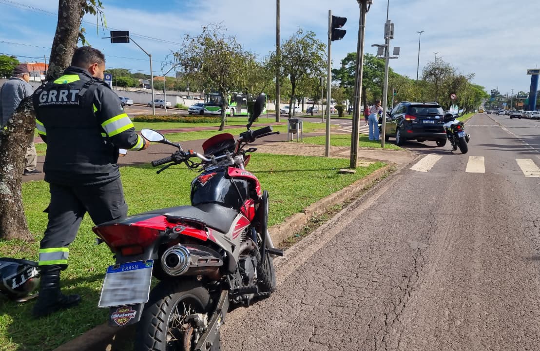 Acidente em Cascavel deixa motociclista ferido após batida com ix35 na Avenida Tancredo Neves