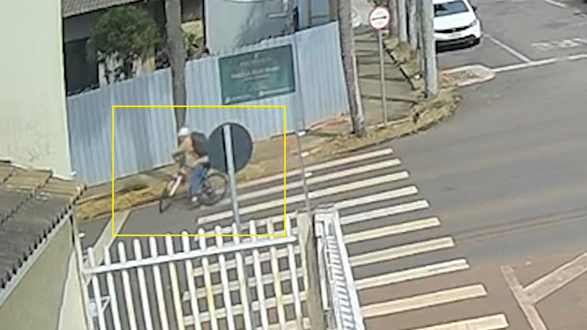 Câmera mostra momento em que ciclista cai sozinho no Centro de Cascavel