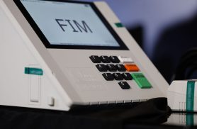 IA e vídeos falsos superam fake news como maior ameaça à democracia