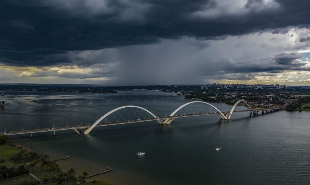 Defesa Civil emite alerta de tempestade e rajadas de vento no DF Imagem referente a Defesa Civil emite alerta de tempestade e rajadas de vento no DF