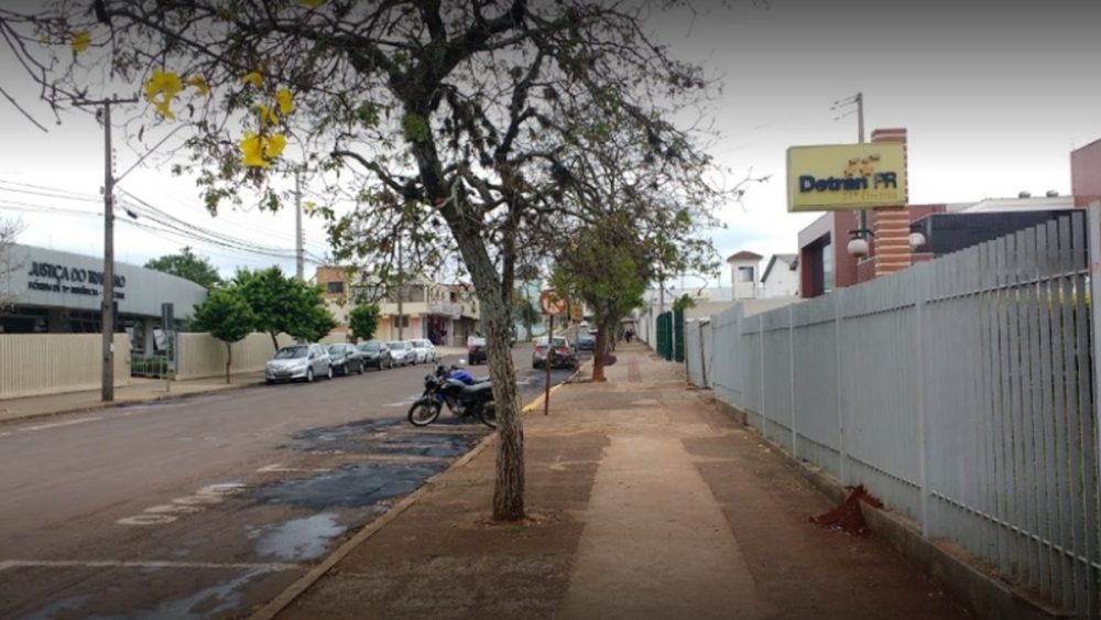 Dupla invade Detran de Cascavel para tentar resgatar motocicleta apreendida pela PM Imagem referente a Dupla invade Detran de Cascavel para tentar resgatar motocicleta apreendida pela PM