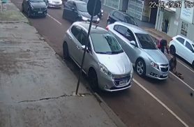 Câmera flagra atropelamento de pedestre por motocicleta no bairro Alto Alegre