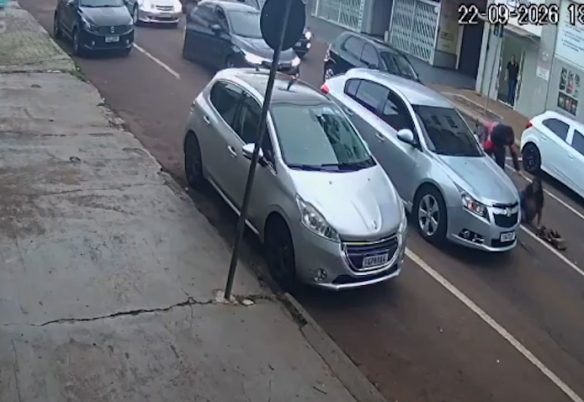 Câmera flagra atropelamento de pedestre por motocicleta no bairro Alto Alegre
