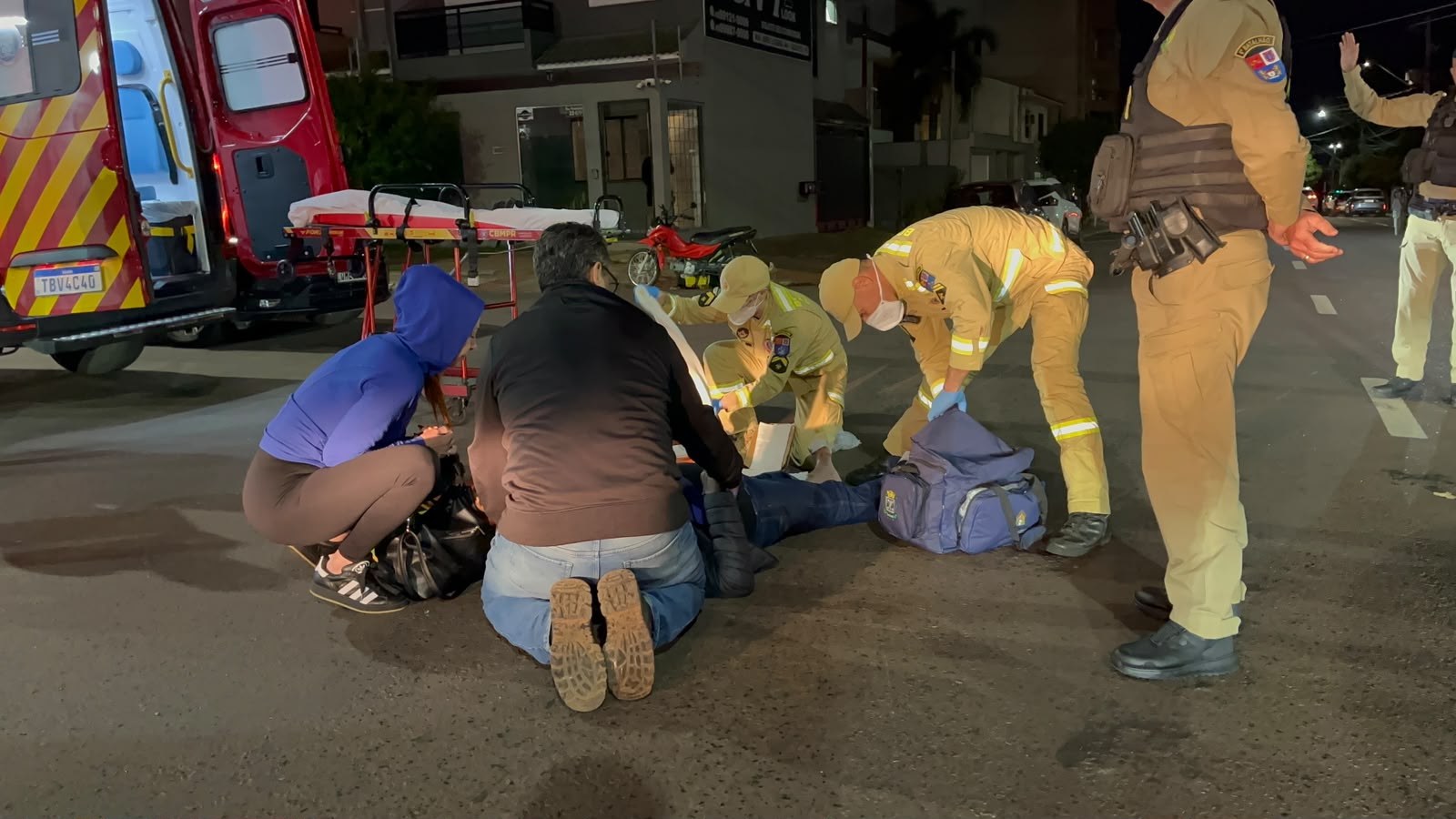 Pedestre quebra perna após ser atropelada por Honda Pop na Rua Flamboyant