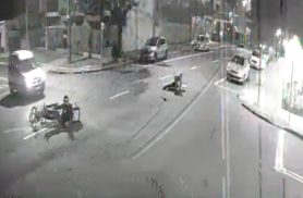 Câmera flagra momento em que motociclista atropela pedestre na Rua Flamboyant em Cascavel