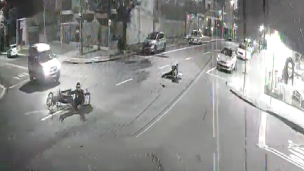 Câmera flagra momento em que motociclista atropela pedestre na Rua Flamboyant em Cascavel