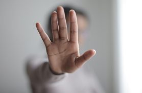 Data internacional alerta para violência causada pela exploração sexual e pelo tráfico de pessoas