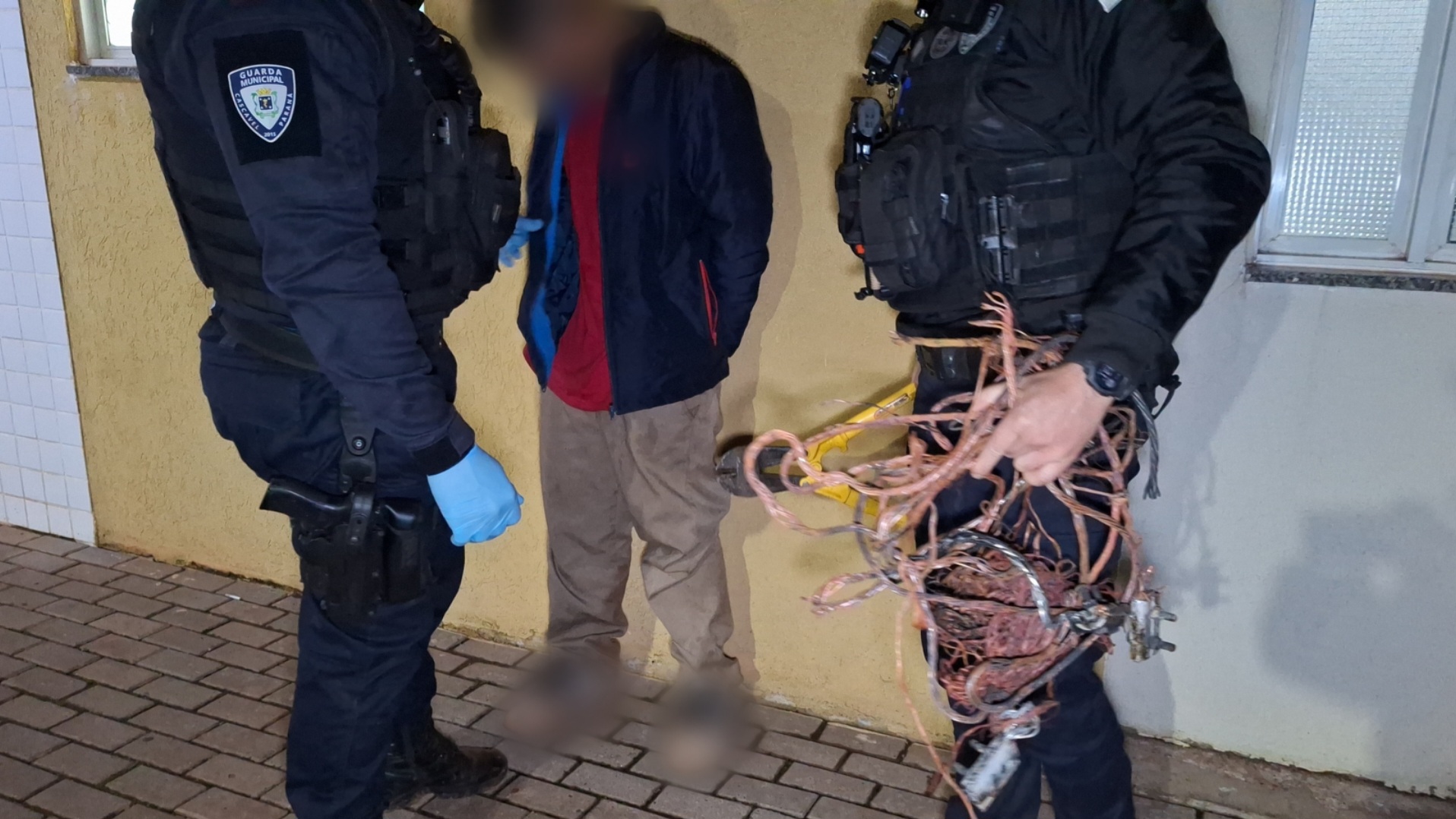 GM detém homem com fios e alicate de corte no bairro Santa Cruz, em Cascavel