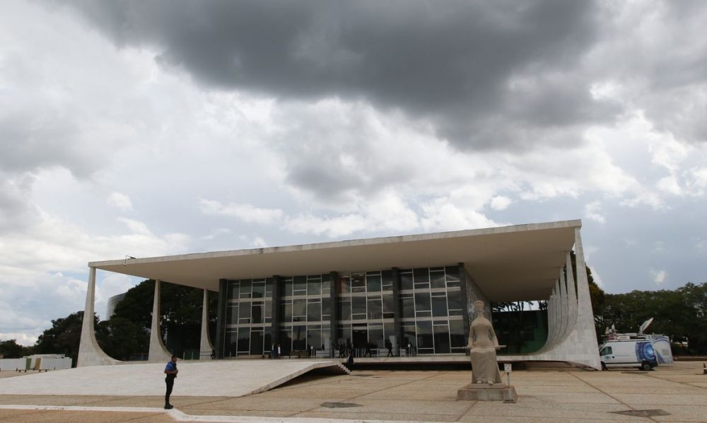Zambelli pede ao STF salvo-conduto para vir ao Brasil votar na mãe Imagem referente a Zambelli pede ao STF salvo-conduto para vir ao Brasil votar na mãe