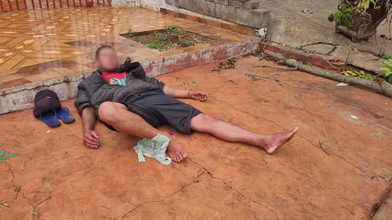 Homem embriagado é encontrado caído após suspeita de atropelamento em Cascavel