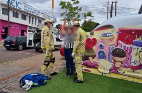 Mulher tropeça e cai na calçada na Avenida Papagaios em Cascavel