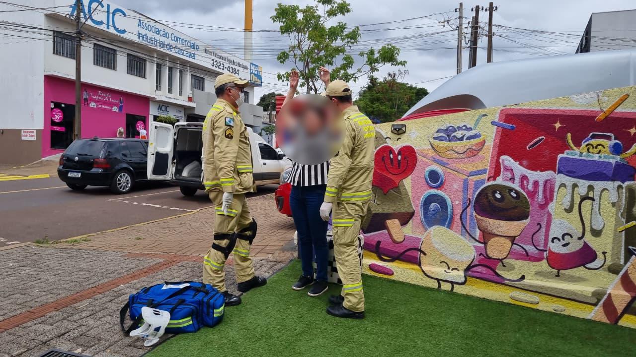 Mulher tropeça e cai na calçada na Avenida Papagaios em Cascavel