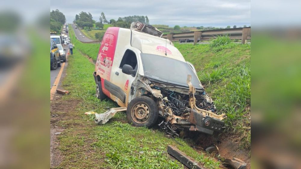Imagem referente a Colisão entre três veículos deixa dois feridos na BR-376, em Paranavaí