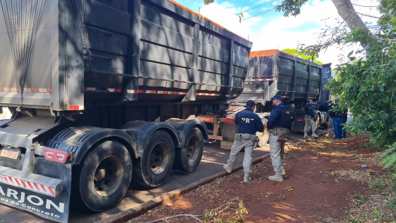 Carreta é apreendida pela PRF durante abordagem em Cascavel