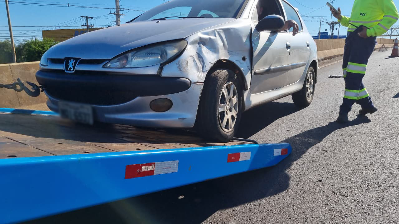 Acidente no Trevo Cataratas em Cascavel envolve Peugeot 206 e Corsa