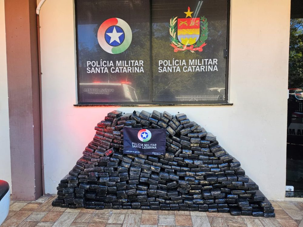 Polícia Militar prende dois homens com 250 kg de maconha na Rua Tiradentes, em São Lourenço do Oeste Imagem referente a Polícia Militar prende dois homens com 250 kg de maconha na Rua Tiradentes, em São Lourenço do Oeste