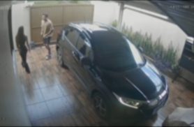 Câmera flagra rapaz jogando arma no telhado da casa vizinha após dar um "mata-leão" na ex-companheira
