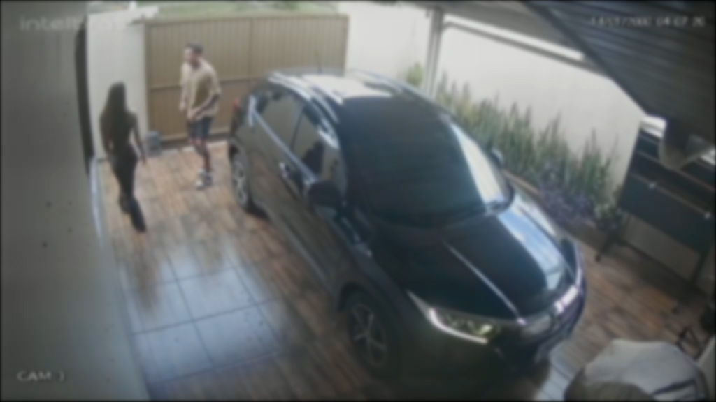 Câmera flagra rapaz jogando arma no telhado da casa vizinha após dar um “mata-leão” na ex-companheira