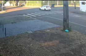 Impressionante: Câmera flagra forte batida entre moto e carro no Centro de Cascavel