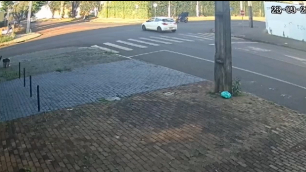 Impressionante: Câmera flagra forte batida entre moto e carro no Centro de Cascavel