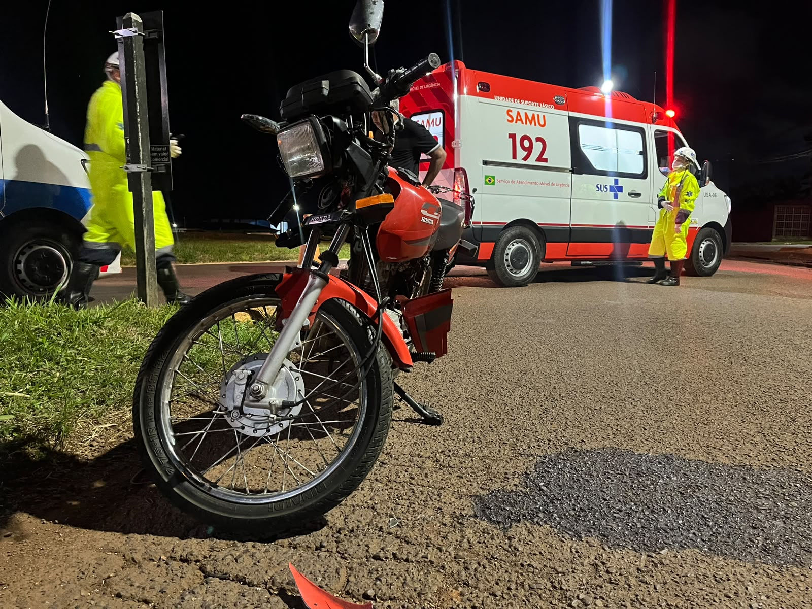 Acidente na marginal da BR-277 em Cascavel deixa motociclista ferido após colisão com F4000