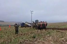 Vídeo mostra blindados do Exército auxiliando no transporte de postes em região de difícil acesso