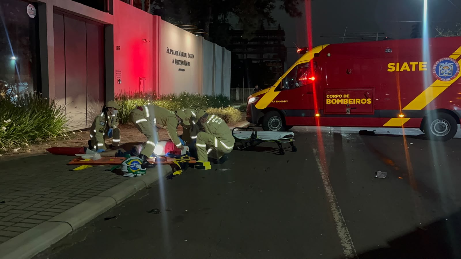 Jovem teve fratura aberta de fêmur em acidente na Pio XII com a Rua Maranhão, no centro de Cascavel