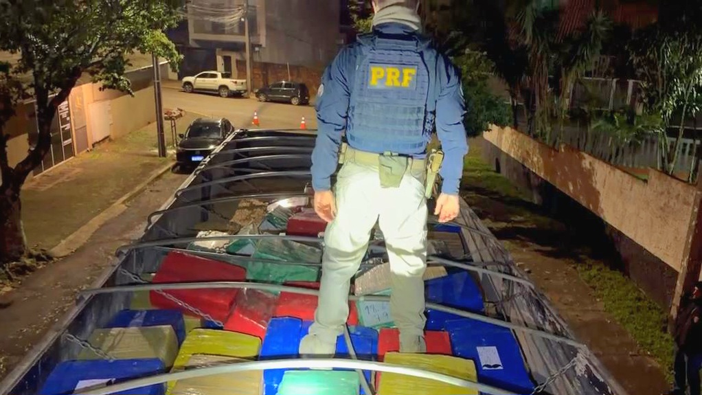 Carreta com carga de milho é abordada e PRF encontra quase 7 toneladas de maconha na BR-376