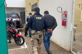 Dois são presos e dois menores apreendidos com drogas pela PRF em Cascavel