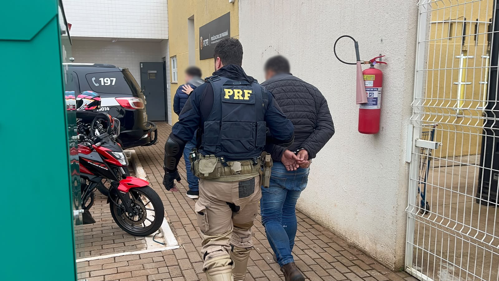 Dois são presos e dois menores apreendidos com drogas pela PRF em Cascavel