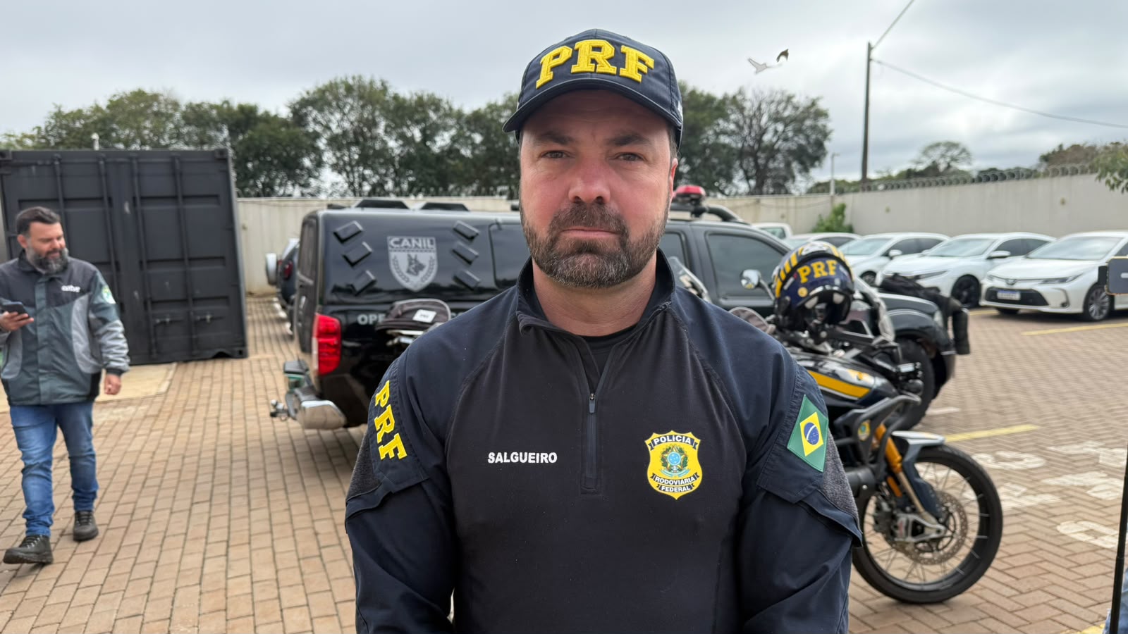 PRF em Cascavel detalha apreensão de mais de 6 kg de maconha com dois menores