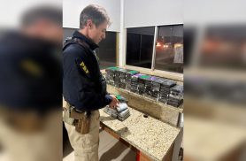 PRF apreende 143 iPhones escondidos em carro na BR-277, em Medianeira