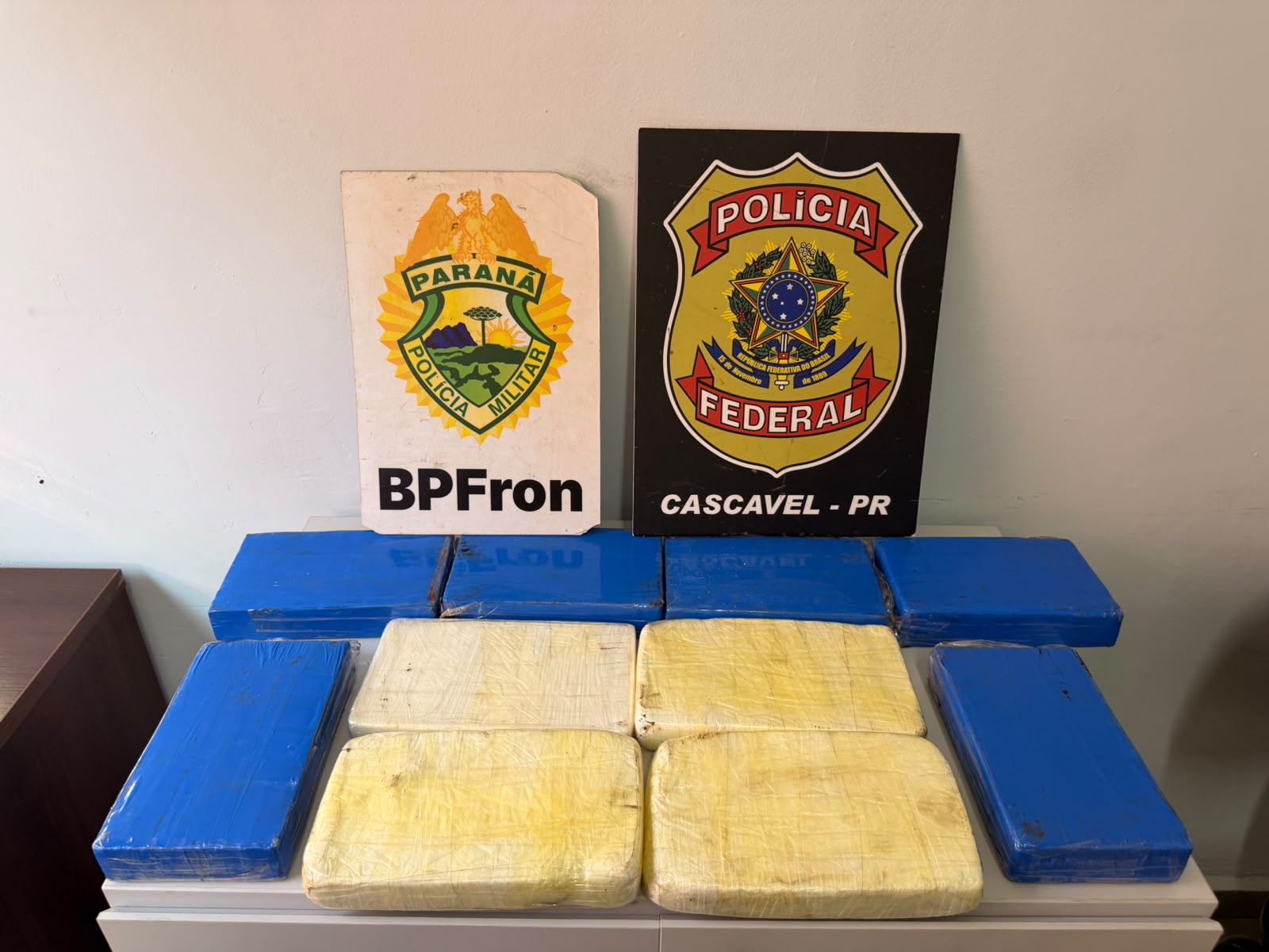 PF de Cascavel e BPFron apreendem 10,5 kg de cocaína e prendem duas mulheres na BR-277