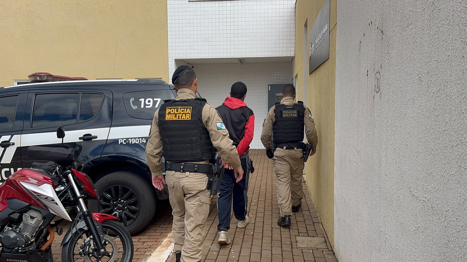 Homem é preso pela Polícia Militar no Santa Cruz