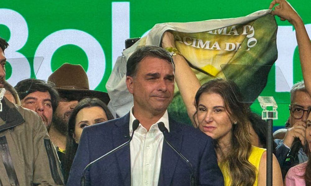 Imagem referente a Flávio usou jatinho ligado a Vorcaro em viagem em 2025, diz revista