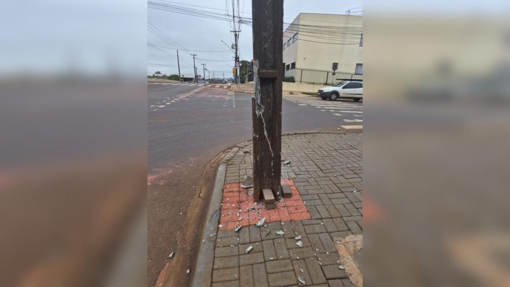 Imagem referente a Caminhão atinge poste e motorista foge após acidente na Avenida Piquiri em Cascavel