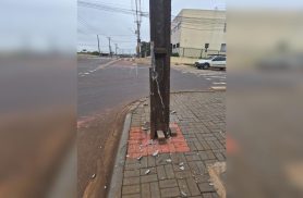 Caminhão atinge poste e motorista foge após acidente na Avenida Piquiri em Cascavel