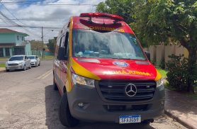 Idoso de 80 anos corre atrás de ladrão com facão, perde a 'arma' e é esfaqueado por bandido