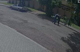 Vídeo mostra idoso de 80 anos lutando com ladrão e sendo agredido com facão em Cascavel