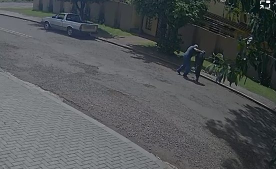 Vídeo mostra idoso de 80 anos lutando com ladrão e sendo agredido com facão em Cascavel