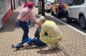 Idoso de 68 anos sofre queda e fica ferido ao tropeçar em calçada na Rua Juscelino Kubitschek