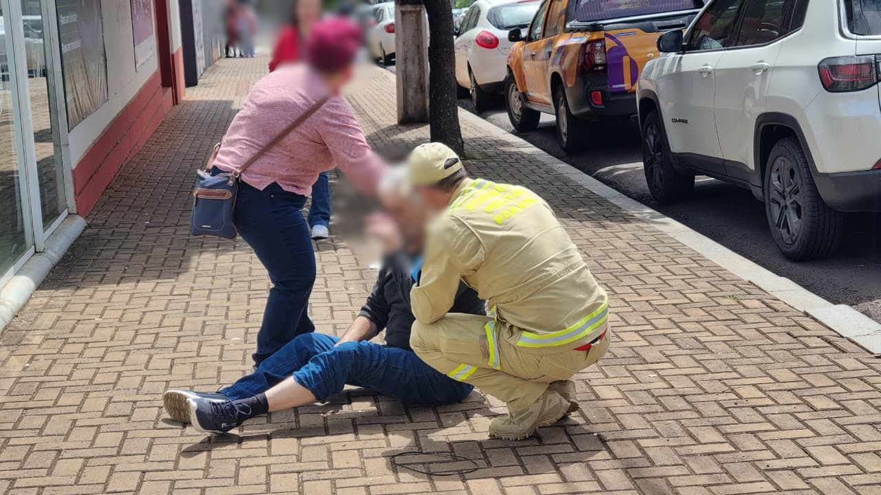 Idoso de 68 anos sofre queda e fica ferido ao tropeçar em calçada na Rua Juscelino Kubitschek