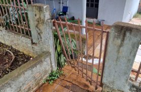 Ciclista perde o freio, invade residência e é socorrido pelo Siate