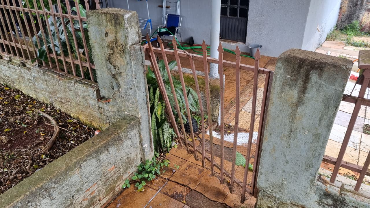 Ciclista perde o freio, invade residência e é socorrido pelo Siate