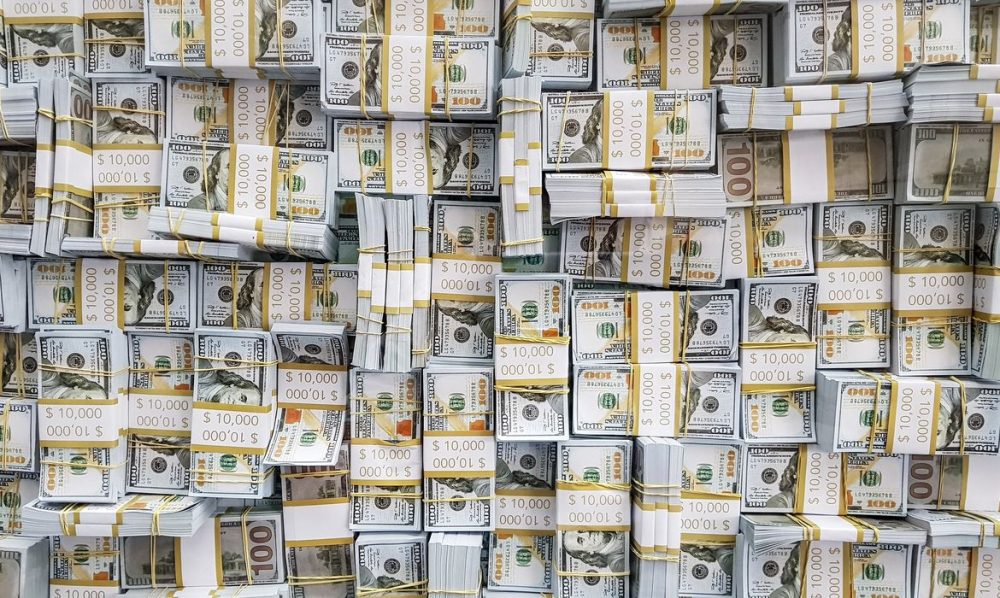 Imagem referente a Com pessimismo externo, dólar sobe 0,47% e aproxima-se de R$ 5,20
