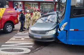 Forte colisão entre Gol e ônibus deixa mulher gravemente ferida na Avenida Brasil