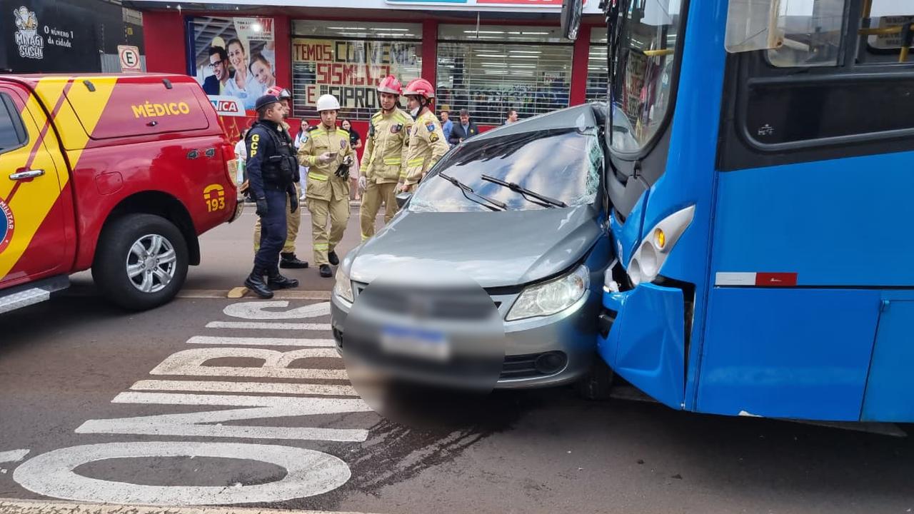 Forte colisão entre Gol e ônibus deixa mulher gravemente ferida na Avenida Brasil