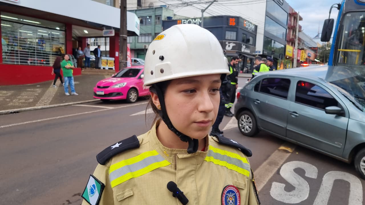 “Suspeita de traumatismo craniano”: bombeiro detalha acidente entre ônibus e carro