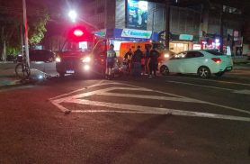 Ciclista fica ferido após colidir contra carro na Avenida Brasil em Cascavel