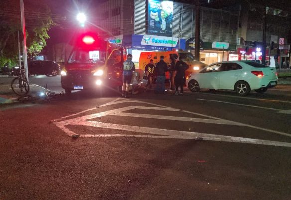 Ciclista fica ferido após colidir contra carro na Avenida Brasil em Cascavel
